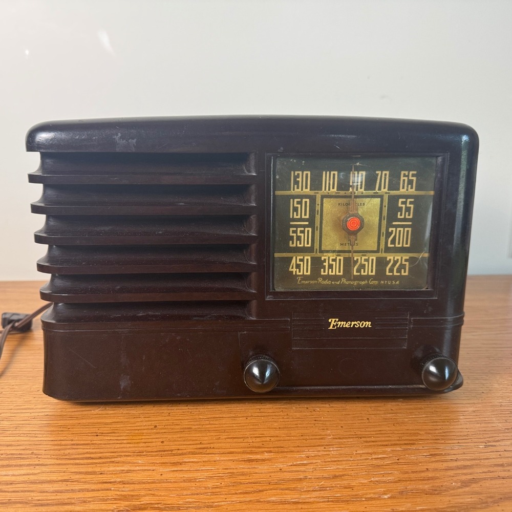 1940 Emerson Bakelite Case Radio Model 330 AM Vintage Retro Brown Tube Radio